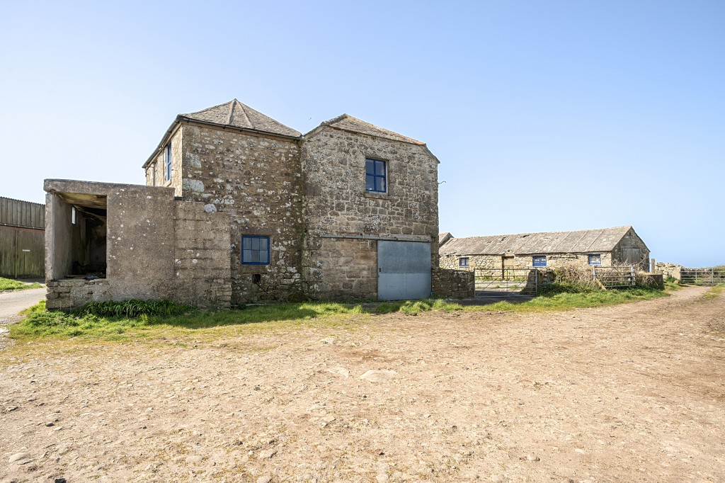 Lot: 3 - COMPLEX OF GRANITE BARNS, DUTCH BARN, CATTLE SHED FARMYARD AND LAND WITH POTENTIAL - Side view of double storey barn
